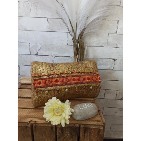 Sac à main doré avec motifs