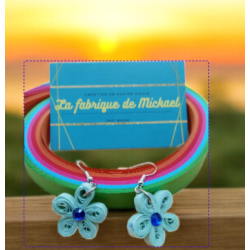 Boucles d'oreilles fleur bleu ciel à perles en papier roulé
